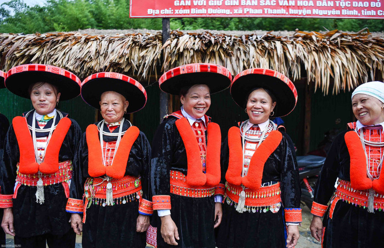 Les membres participent volontairement au Club et préservent correctement les traditions de l’ethnie Dao rouge. Ils n'apportent pas de capital mais contribuent leur force, en se solidarisant pour le consensus. Photo : baoquocte.vn Les membres participent volontairement au Club et préservent correctement les traditions de l’ethnie Dao rouge. Ils n'apportent pas de capital mais contribuent leur force, en se solidarisant pour le consensus. Photo : baoquocte.vn
