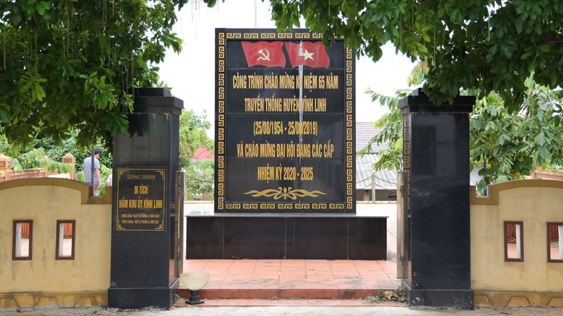 Le dos de la stèle du bunker du comité du Parti de la zone de Vinh Linh. Photo : nhandan.vn Le dos de la stèle du bunker du comité du Parti de la zone de Vinh Linh. Photo : nhandan.vn