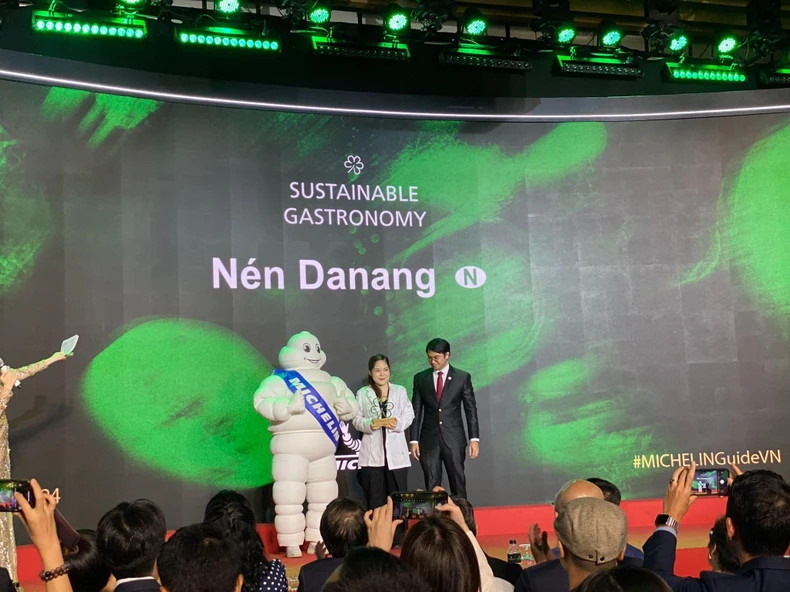 Le restaurant « Nen Danang » est devenu le premier et le seul restaurant au Vietnam à recevoir 1 étoile verte Michelin pour son engagement en faveur d'une cuisine durable. Photo : nhandan.vn Le restaurant « Nen Danang » est devenu le premier et le seul restaurant au Vietnam à recevoir 1 étoile verte Michelin pour son engagement en faveur d'une cuisine durable. Photo : nhandan.vn