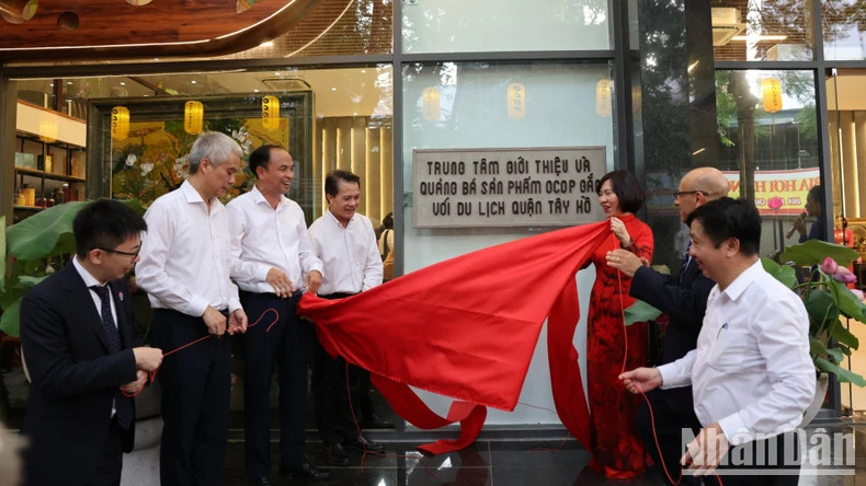 La cérémonie d'inauguration du centre de présentation et de promotion de produits OCOP, liés au tourisme de l’arrondissement de Tây Hô. Photo : nhandan.vn La cérémonie d'inauguration du centre de présentation et de promotion de produits OCOP, liés au tourisme de l’arrondissement de Tây Hô. Photo : nhandan.vn