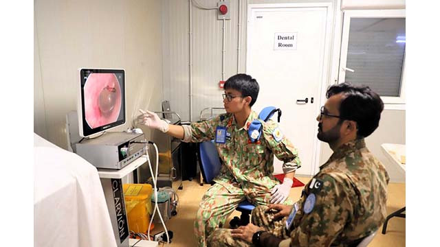 Le médecin Nguyên Ngoc Quang Hung et son patient. Photo: Nguyên Ngoc Quang Hung