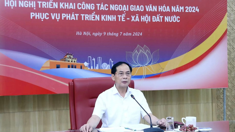 Le ministre des Affaires étrangères Bùi Thanh Son prend la parole lors de la Conférence sur le déploiement du travail de diplomatie culturelle en 2024. Photo : baoquocte.vn Le ministre des Affaires étrangères Bùi Thanh Son prend la parole lors de la Conférence sur le déploiement du travail de diplomatie culturelle en 2024. Photo : baoquocte.vn
