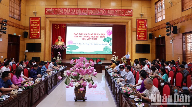 La conférence sur la conservation et le développement du lotus de Tây Hô dans l'écosystème du lotus du Vietnam. Photo : nhandan.vn La conférence sur la conservation et le développement du lotus de Tây Hô dans l'écosystème du lotus du Vietnam. Photo : nhandan.vn