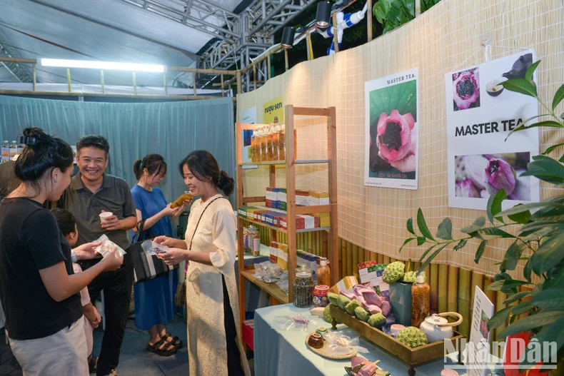Châu Giang, l'une des personnes qui font mariner le thé de lotus de Tây Hô. Photo : nhandan.vn Châu Giang, l'une des personnes qui font mariner le thé de lotus de Tây Hô. Photo : nhandan.vn