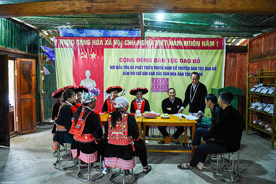 Le club vise à préserver les précieux remèdes des minorités ethniques Dao rouge et à mobiliser les gens pour préserver, planter et restaurer de précieuses plantes médicinales. Photo : baoquocte.vn Le club vise à préserver les précieux remèdes des minorités ethniques Dao rouge et à mobiliser les gens pour préserver, planter et restaurer de précieuses plantes médicinales. Photo : baoquocte.vn