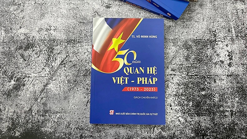 La couverture du livre « 50 ans de relations Vietnam-France (1973-2023) ». Photo : nhandan.vn La couverture du livre « 50 ans de relations Vietnam-France (1973-2023) ». Photo : nhandan.vn