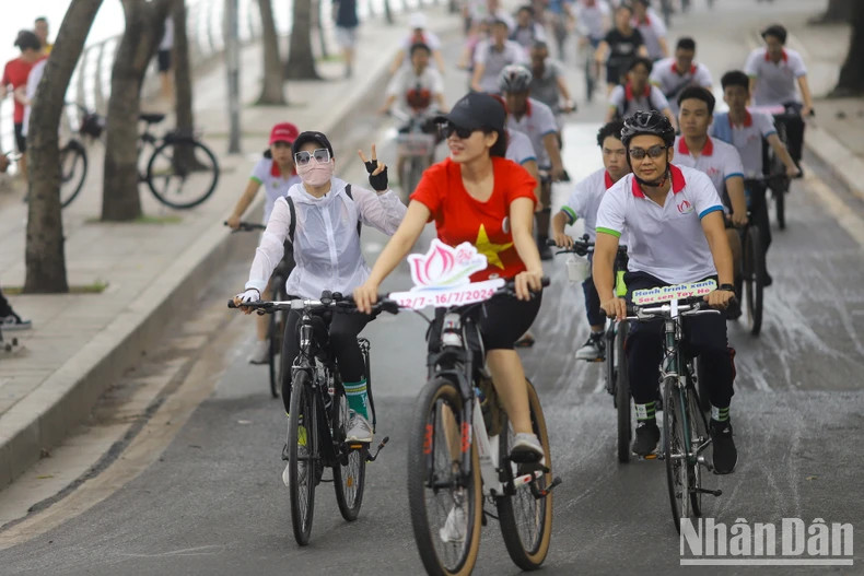 La course cycliste de voyage vert « Couleurs de fleurs de lotus de Tây Hô » est une activité dans le cadre du Festival du Lotus de Hanoï 2024. Photo : nhandan.vn La course cycliste de voyage vert « Couleurs de fleurs de lotus de Tây Hô » est une activité dans le cadre du Festival du Lotus de Hanoï 2024. Photo : nhandan.vn