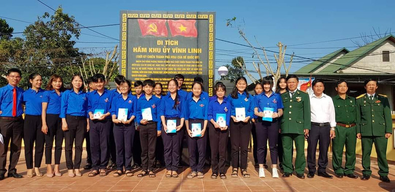 La cérémonie d'admission des membres de l’Union de la jeunesse communiste Hô Chi Minh et les activités éducatives traditionnelles sur le site du bunker du Comité du Parti de Vinh Linh. Photo : Union de la jeunesse de Vinh Linh La cérémonie d'admission des membres de l’Union de la jeunesse communiste Hô Chi Minh et les activités éducatives traditionnelles sur le site du bunker du Comité du Parti de Vinh Linh. Photo : Union de la jeunesse de Vinh Linh