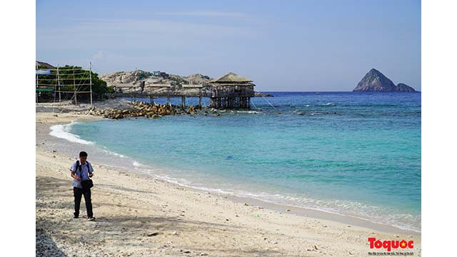 À la découverte de l'île de nids d’hirondelles de Hon Nôi au milieu de la baie de Nha Trang ảnh 3 À la découverte de l'île de nids d’hirondelles de Hon Nôi au milieu de la baie de Nha Trang ảnh 3