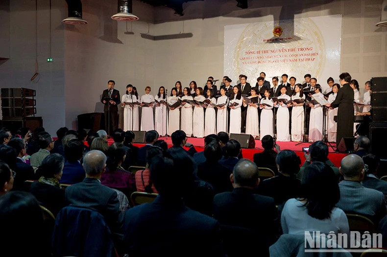 Un grand nombre de Vietnamiens en France ont assisté à la rencontre avec le Secrétaire général Nguyên Phu Trong dans le cadre de sa visite officielle en France en 2018. Photo : Le chœur Quê hương.