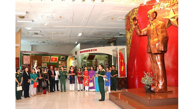 Les délégués visitent le Musée des Forces armées de la région du Nam Bô oriental. Photo : thoidai.com.vn Les délégués visitent le Musée des Forces armées de la région du Nam Bô oriental. Photo : thoidai.com.vn