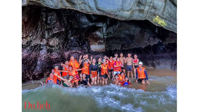 Depuis la plage de Bai Rang, dans le village de pêcheurs de Nhon Ly, les visiteurs peuvent faire du canoë pour découvrir le patrimoine de Tam Thiên Dông. Photo : tcdulichtphcm.vn