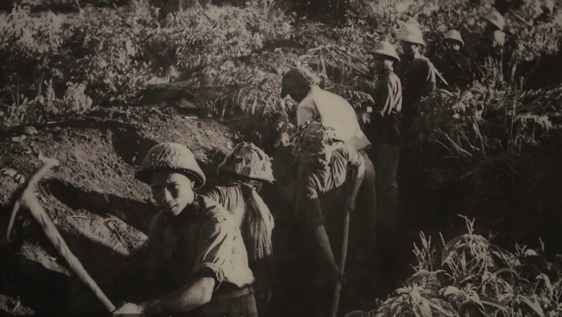 L'armée et les habitants de Vinh Linh ont mis en œuvre la politique de « militarisation de toute la zone », en creusant des tranchées et des tunnels partout. Photo à la maison d'exposition des tunnels de Vinh Môc L'armée et les habitants de Vinh Linh ont mis en œuvre la politique de « militarisation de toute la zone », en creusant des tranchées et des tunnels partout. Photo à la maison d'exposition des tunnels de Vinh Môc