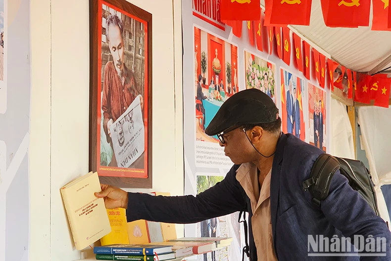 Les chercheurs et amis internationaux sont très intéressés et apprécient grandement les livres du Secrétaire général Nguyên Phu Trong, notamment le livre "Quelques questions théoriques et pratiques du socialisme et du chemin vers le socialisme au Vietnam", au stand d'exposition organisé par le Journal Nhân Dân à la Fête de l'Humanité en France en septembre 2023. Photo : nhandan.vn