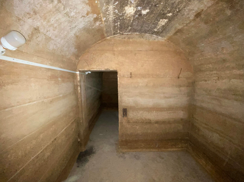 La paroi du tunnel a une épaisseur de 0,5 m pour assurer la sécurité en casd'attaque à la bombe. La paroi du tunnel a une épaisseur de 0,5 m pour assurer la sécurité en casd'attaque à la bombe.