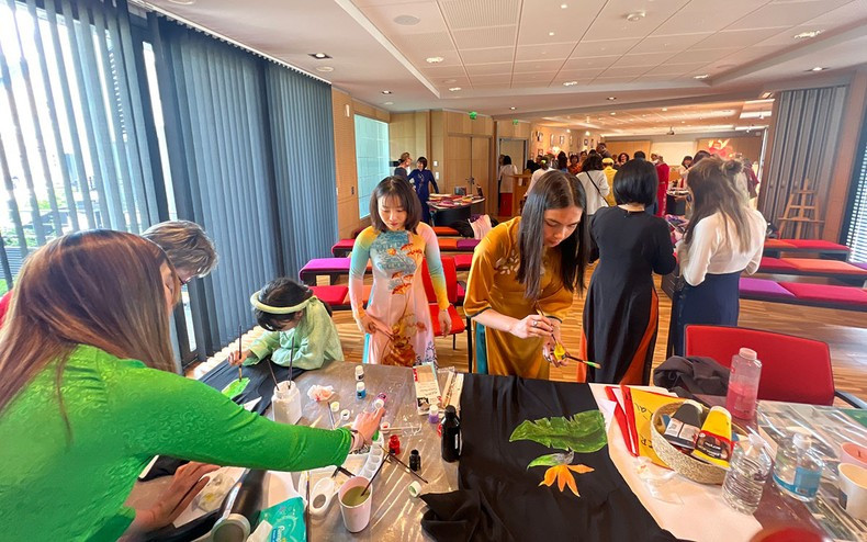 Les participants décorent eux-mêmes les ao dai. Photo : NDEL Les participants décorent eux-mêmes les ao dai. Photo : NDEL