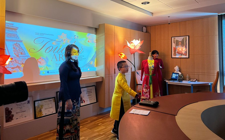 Kevin Nguyen, âgé de 12 ans, qui travaille depuis deux ans dans l’animation d’ateliers promouvant la culture vietnamienne dans de nombreuses écoles de la région de la Loire-Atlantique, raconte les histoires liées à l’ao dai. Photo : NDEL Kevin Nguyen, âgé de 12 ans, qui travaille depuis deux ans dans l’animation d’ateliers promouvant la culture vietnamienne dans de nombreuses écoles de la région de la Loire-Atlantique, raconte les histoires liées à l’ao dai. Photo : NDEL
