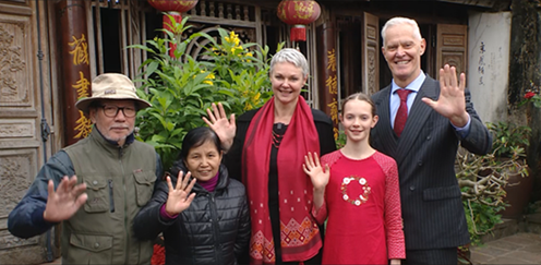 La famille de l'ambassadrice de Norvège au Vietnam, Hilde Solbakken, prend la photo avec les gens de l'ancien village de Duong Lam. Photo : baoquocte.vn