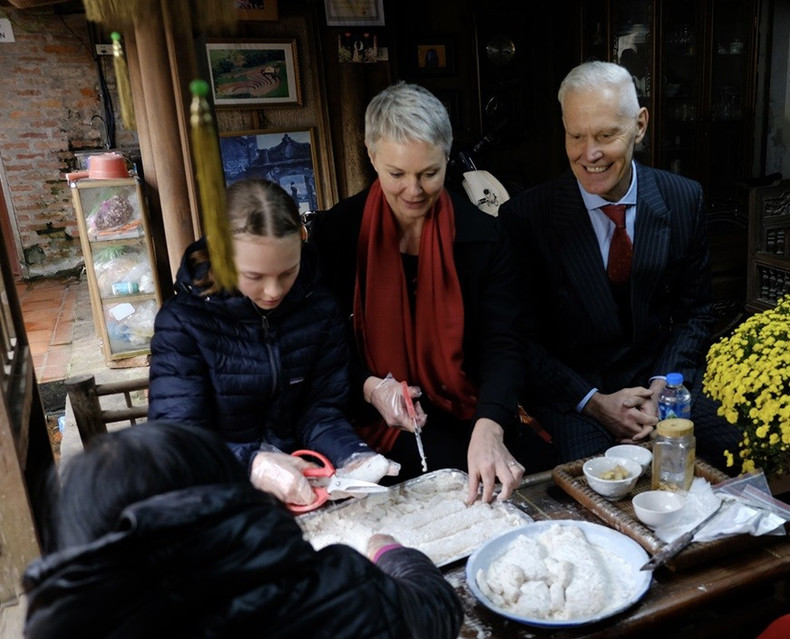 L'ambassadrice de Norvège au Vietnam, Hilde Solbakken, et sa famille participent à la préparation du chè lam, une sorte de bonbon de riz gluant aromatisé au gingembre, une spécialité du Têt vietnamien, et ont visité d’anciennes maisons. Photo : baoquocte.vn