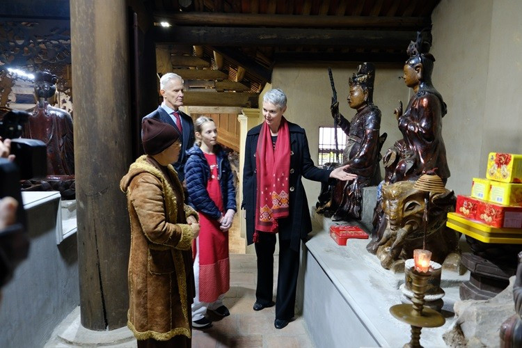 L'ambassadrice de Norvège au Vietnam, Hilde Solbakken, et son mari se sont déclarés impressionnés par la pagode de Mia. Photo : baoquocte.vn