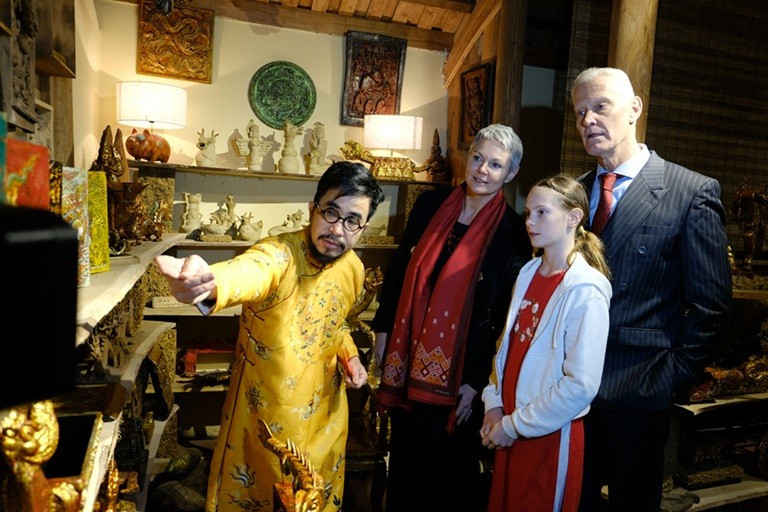 L'ambassadrice de Norvège au Vietnam découvre le Têt traditionnel dans l'ancien village de Duong Lam ảnh 6