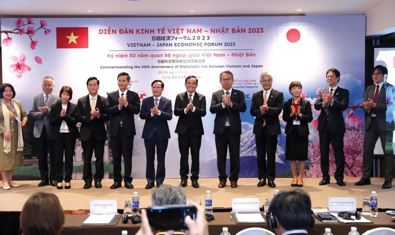 Lors de la conférence économique de haut niveau célébrant le 50e anniversaire de l’établissement des relations diplomatiques entre le Vietnam et le Japon. Photo : baoquocte Lors de la conférence économique de haut niveau célébrant le 50e anniversaire de l’établissement des relations diplomatiques entre le Vietnam et le Japon. Photo : baoquocte