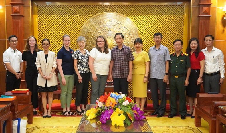 Le vice-président du Comité populaire provincial de Quang Tri, Hoang Nam, et la délégation de Peacetrees Vietnam (PTVN). Photo: quangtri.gov.vn Le vice-président du Comité populaire provincial de Quang Tri, Hoang Nam, et la délégation de Peacetrees Vietnam (PTVN). Photo: quangtri.gov.vn