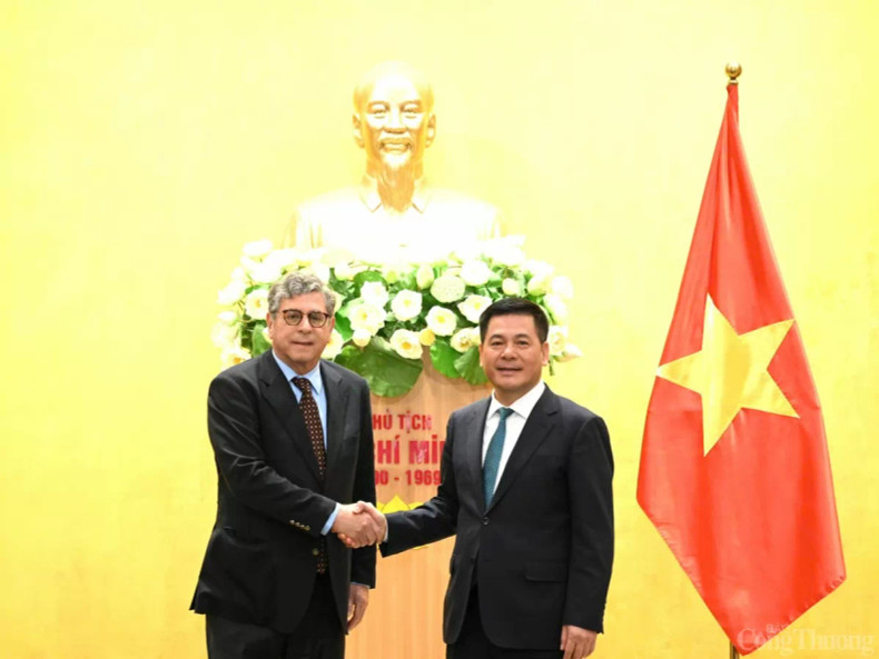 Le ministre Nguyên Hông Diên a rencontré et travaillé 6 novembre 2024, à Hanoi, avec l'ambassadeur du Brésil au Vietnam, Marco Farani, pour discuter des relations économiques et commerciales bilatérales, en particulier de la promotion de l'ouverture des négociations de l'ALE Vietnam - MERCOSUR. Photo: congthuong.vn Le ministre Nguyên Hông Diên a rencontré et travaillé 6 novembre 2024, à Hanoi, avec l'ambassadeur du Brésil au Vietnam, Marco Farani, pour discuter des relations économiques et commerciales bilatérales, en particulier de la promotion de l'ouverture des négociations de l'ALE Vietnam - MERCOSUR. Photo: congthuong.vn