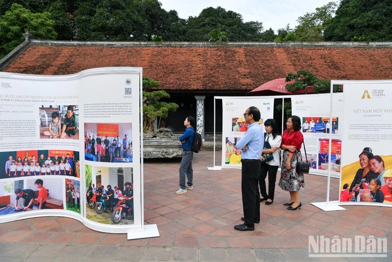 Les visiteurs lors de l'exposition « Agir pour la Communauté ». Photo : nhandan.vn Les visiteurs lors de l'exposition « Agir pour la Communauté ». Photo : nhandan.vn