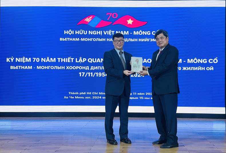 L'ambassadeur de Mongolie au Vietnam, Jigjee Sereejav, offre au président de l'Association d'amitié Vietnam - Mongolie, Trân Thanh Nam, le livre "Histoire secrète des Mongols" en version vietnamienne. Photo : thoidai.com.vn
