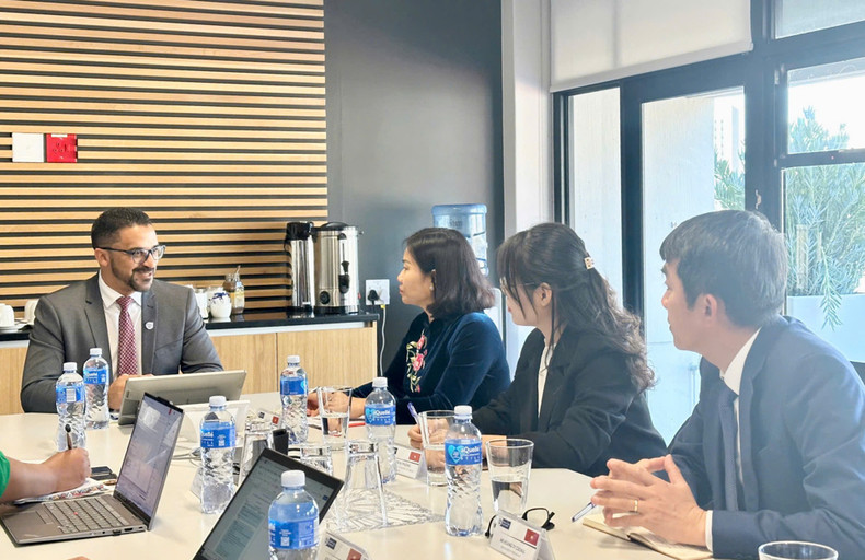 La vice-secrétaire permanente du Comité municipal du Parti de Hanoi, Nguyên Thi Tuyên, rencontre Tertuis Simmers, ministre des Infrastructures de la province du Cap-Occidental. Photo : kinhtedothi.vn