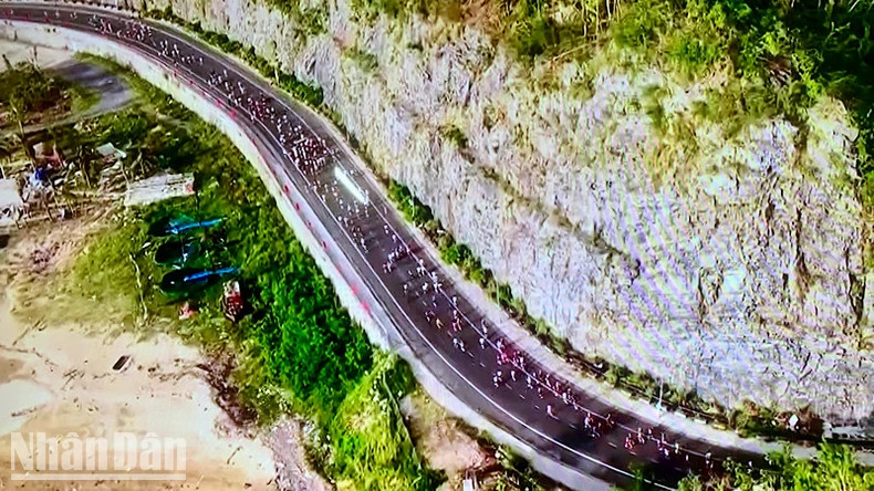 Les routes magnifiques de l'île de Cat Bà. Photo: nhandan.vn