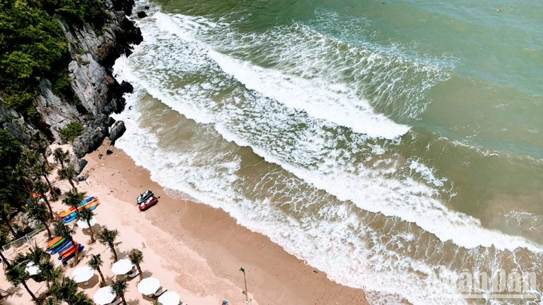 Les plages fraîches et poétiques de l'île de Cat Bà. Photo: nhandan.vn