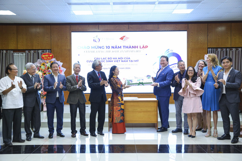 La cérémonie célébrant le 10e anniversaire de la fondation du Club de Hanoï des anciens étudiants vietnamiens aux États-Unis,(VUSAC HANOI). Photo : thoidai.com.vn La cérémonie célébrant le 10e anniversaire de la fondation du Club de Hanoï des anciens étudiants vietnamiens aux États-Unis,(VUSAC HANOI). Photo : thoidai.com.vn