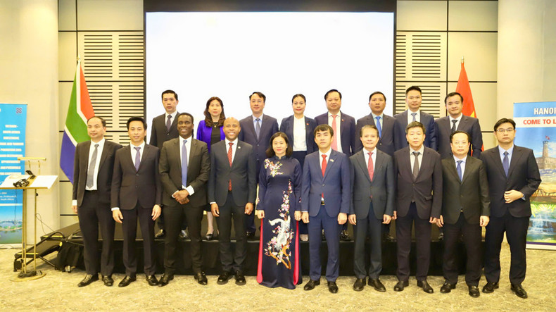 La délégation de Hanoi et les représentants de la Chambre de commerce et d'industrie d'Afrique du Sud. Photo : kinhtedothi.vn