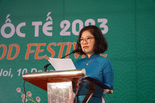 Vu Thi Bich Ngoc, présidente honoraire du Groupe des Femmes de la communauté de l'ASEAN à Hanoi (AWCH), épouse du ministre des Affaires étrangères Bùi Thanh Son, s'exprime lors de la cérémonie d'ouverture de l'événement. Photo : baoquocte.vn