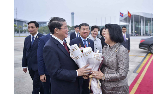 Le vice-président de l'Assemblée nationale et président du Groupe parlementaire d'amitié Vietnam-Cambodge, Nguyên Duc Hai, offre des fleurs à la Présidente de l'AN cambodgienne, Samdech Khuon Sudary, à l'aéroport international de Nôi Bài. Photo: daibieunhandan.vn Le vice-président de l'Assemblée nationale et président du Groupe parlementaire d'amitié Vietnam-Cambodge, Nguyên Duc Hai, offre des fleurs à la Présidente de l'AN cambodgienne, Samdech Khuon Sudary, à l'aéroport international de Nôi Bài. Photo: daibieunhandan.vn