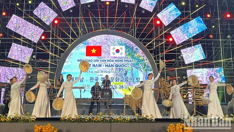 De nombreuses performances artistiques uniques et impressionnantes ont été interprétées par des artistes, des chœurs professionnels et amateurs des villes de Dà Lat et Chuncheon lors de l'échange culturel et artistique. Photo : NDEL. De nombreuses performances artistiques uniques et impressionnantes ont été interprétées par des artistes, des chœurs professionnels et amateurs des villes de Dà Lat et Chuncheon lors de l'échange culturel et artistique. Photo : NDEL.