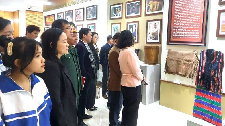 Les visiteurs lors de l'exposition sur la culture traditionnelle des minorités ethniques. Photo : NDEL. Les visiteurs lors de l'exposition sur la culture traditionnelle des minorités ethniques. Photo : NDEL.