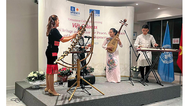 Les artistes présentent des instruments de musique traditionnels vietnamiens dans le cadre du programme "Journée du Vietnam en France", le 6 novembre 2023. Photo : VNA. Les artistes présentent des instruments de musique traditionnels vietnamiens dans le cadre du programme "Journée du Vietnam en France", le 6 novembre 2023. Photo : VNA.
