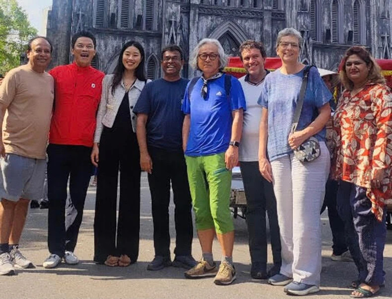 Lê Quy Duong (2e de gauche à droite), auteur-directeur du Festival international des arts du spectacle 2023 à Binh Thuân, des artistes et chercheurs en art des pays. Photo : Minh Giang/Journal Nhân Dân/NDEL. Lê Quy Duong (2e de gauche à droite), auteur-directeur du Festival international des arts du spectacle 2023 à Binh Thuân, des artistes et chercheurs en art des pays. Photo : Minh Giang/Journal Nhân Dân/NDEL.