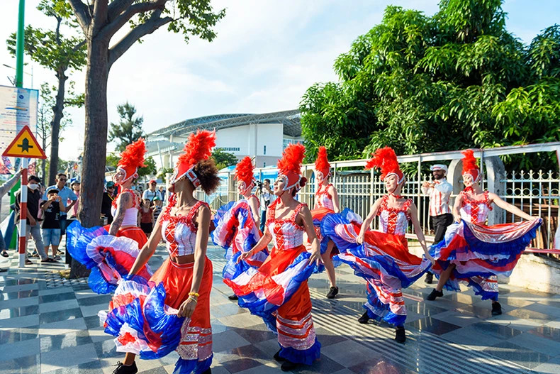 Un spectacle de rue lors du Festival international des arts du spectacle dans la ville de Phan Thiêt, province de Binh Thuân. Photo : Minh Khang Media/NDEL. Un spectacle de rue lors du Festival international des arts du spectacle dans la ville de Phan Thiêt, province de Binh Thuân. Photo : Minh Khang Media/NDEL.