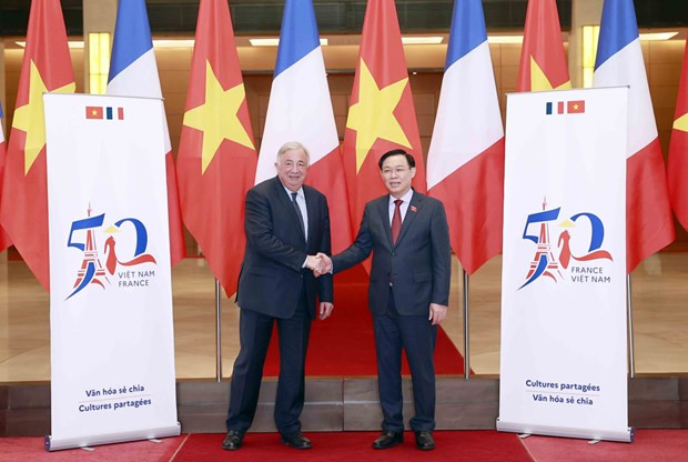 Le Président de l'Assemblée nationale vietnamienne, Vuong Dinh Huê, et le Président du Sénat français, Gérard Larcher, à la cérémonie de lancement des événements commémorant le 50e anniversaire de l'établissement des relations diplomatiques entre le Vietnam et la France à Hanoï, le 8 août 2022. Photo : VNA.