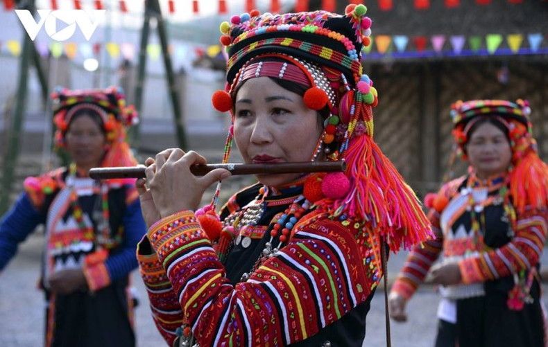 Une femme Hà Nhi joue de la flûte lors de la Fête du Têt traditionnel. Photo: VOV Une femme Hà Nhi joue de la flûte lors de la Fête du Têt traditionnel. Photo: VOV
