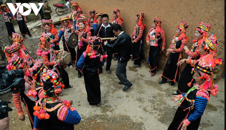 Le Têt traditionnel des Ha Nhi se déroule avec de nombreuses coutumes et activités imprégnées de leur identité culturelle. Photo: VOV Le Têt traditionnel des Ha Nhi se déroule avec de nombreuses coutumes et activités imprégnées de leur identité culturelle. Photo: VOV