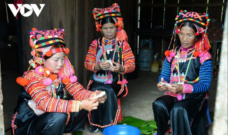 Le Têt des Ha Nhi ne peut manquer banh giay (gâteau de riz gluant pilé) et des banh troi (boulettes de riz gluant sucré). Photo: VOV Le Têt des Ha Nhi ne peut manquer banh giay (gâteau de riz gluant pilé) et des banh troi (boulettes de riz gluant sucré). Photo: VOV