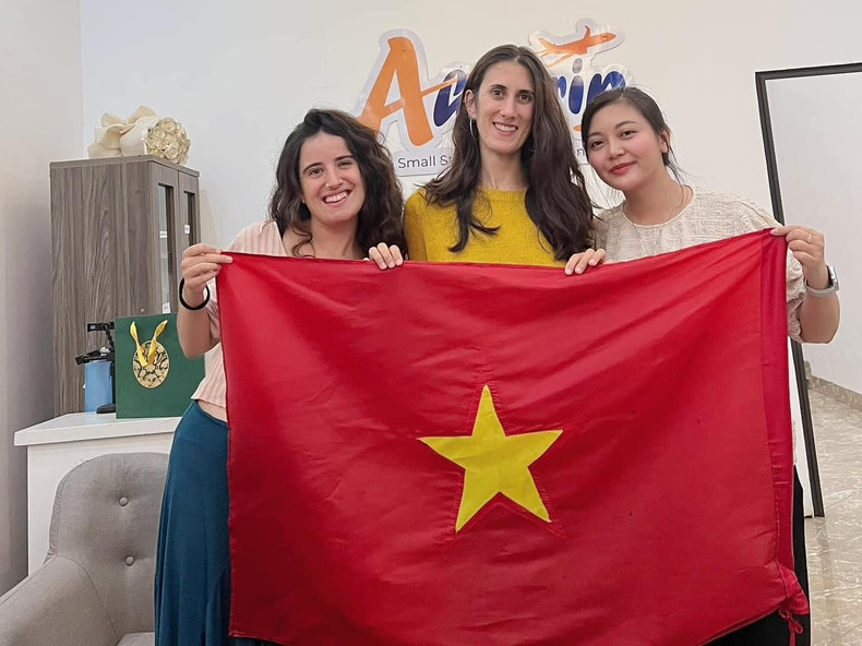 Souvenir mémorable de deux Espagnoles au Vietnam. Photo : Trân Huyên Souvenir mémorable de deux Espagnoles au Vietnam. Photo : Trân Huyên