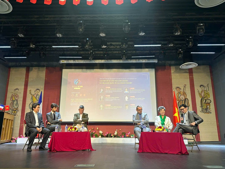 La session de discussion : « Culture des affaires et intégration internationale des entreprises ». Photo : baovanhoa.vn La session de discussion : « Culture des affaires et intégration internationale des entreprises ». Photo : baovanhoa.vn