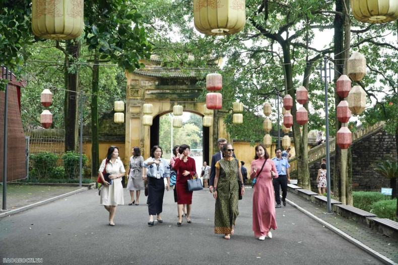 Les délégués traversent la porte Doan Môn et visité le bâtiment français jusqu’au site du Palais de Kinh Thiên. Photo : baoquocte.vn Les délégués traversent la porte Doan Môn et visité le bâtiment français jusqu’au site du Palais de Kinh Thiên. Photo : baoquocte.vn