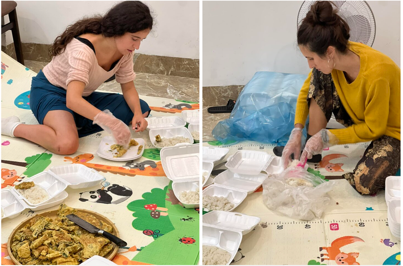 Les deux amies espagnoles, Violeta et Candela et le groupe de Trân Huyên ont préparé des centaines de portions de riz pour les habitants du village de Lao Chai, dans la ville de Lào Cai. Photo : vtcnews.vn Les deux amies espagnoles, Violeta et Candela et le groupe de Trân Huyên ont préparé des centaines de portions de riz pour les habitants du village de Lao Chai, dans la ville de Lào Cai. Photo : vtcnews.vn
